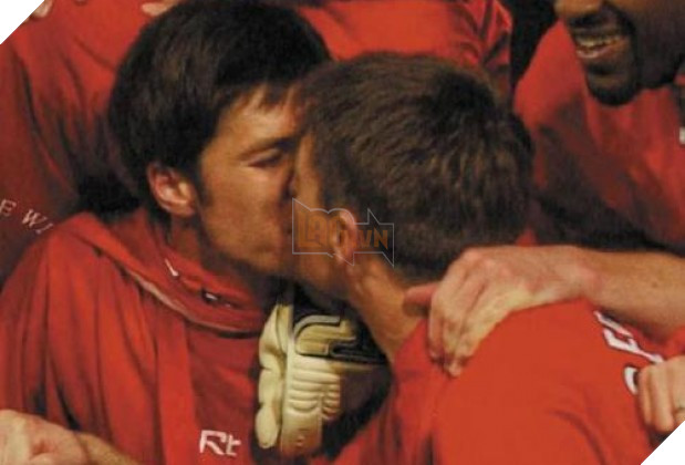 Tổng hợp khoảnh khắc khi các cầu thủ bóng đá tình tứ ngọt ngào không kém gì phim tình cảm 24