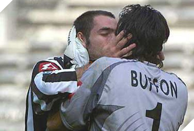 Tổng hợp khoảnh khắc khi các cầu thủ bóng đá tình tứ ngọt ngào không kém gì phim tình cảm 6