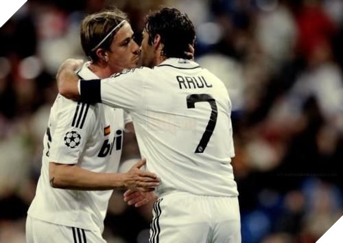 Tổng hợp khoảnh khắc khi các cầu thủ bóng đá tình tứ ngọt ngào không kém gì phim tình cảm 29