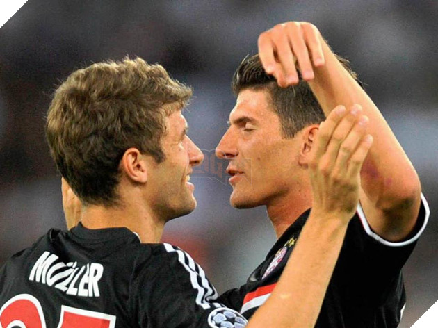 Tổng hợp khoảnh khắc khi các cầu thủ bóng đá tình tứ ngọt ngào không kém gì phim tình cảm 14