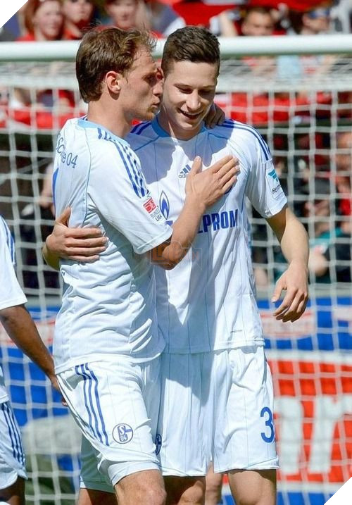 Tổng hợp khoảnh khắc khi các cầu thủ bóng đá tình tứ ngọt ngào không kém gì phim tình cảm 3