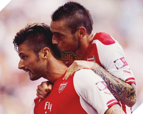 Tổng hợp khoảnh khắc khi các cầu thủ bóng đá tình tứ ngọt ngào không kém gì phim tình cảm 10