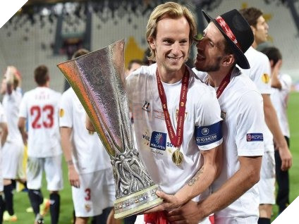 Tổng hợp khoảnh khắc khi các cầu thủ bóng đá tình tứ ngọt ngào không kém gì phim tình cảm 2