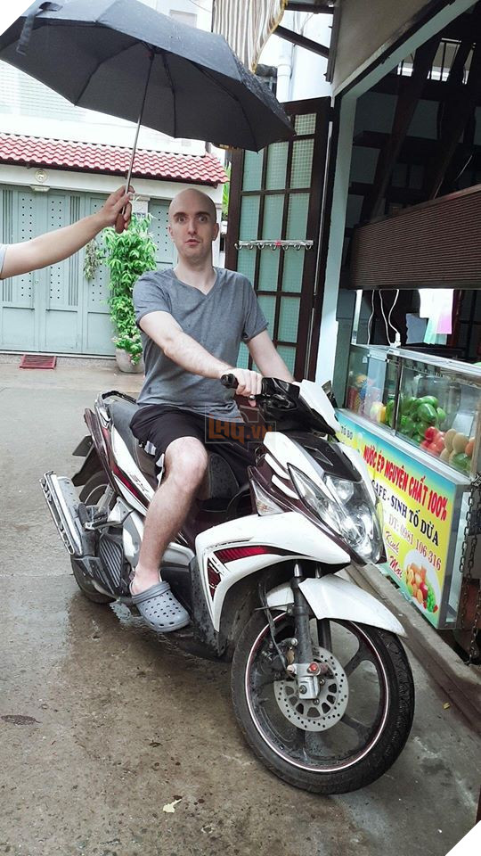 Liên Minh Huyền Thoại: Đến Việt Nam, Thánh Master Yi mới lần đầu "biết mùi" đi xe máy, ăn sầu riêng