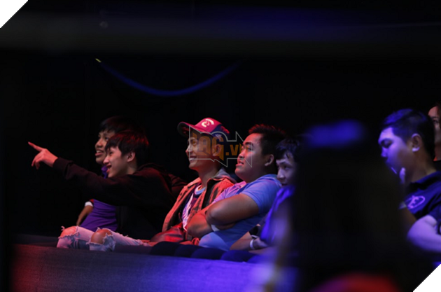 
Ông chủ Huỳnh Phương tươi cười khi chứng kiến đội FTV đánh bại Vikings
