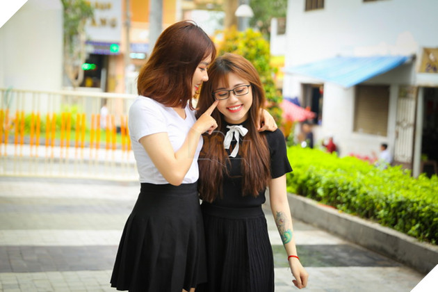 Ngỡ ngàng trước làn da trắng nuột nà của 2 nàng hot girl nhà CFL 13