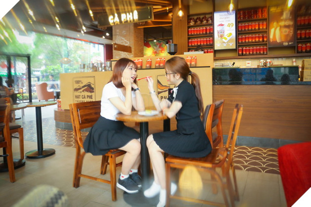 Ngỡ ngàng trước làn da trắng nuột nà của 2 nàng hot girl nhà CFL 15