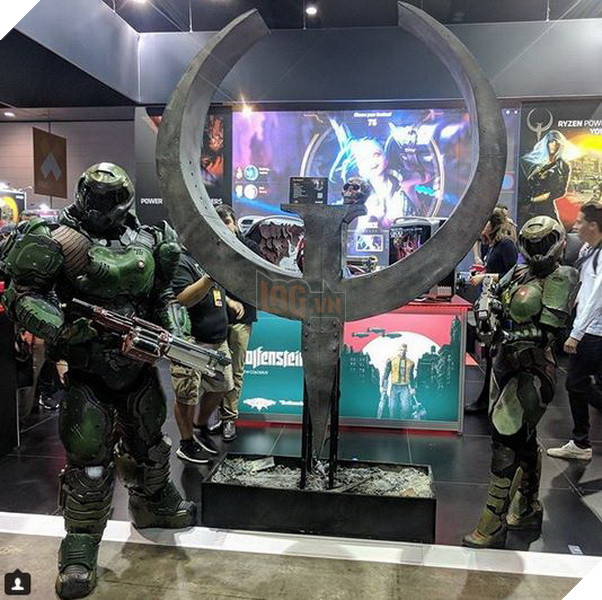Choáng ngợp với bộ cosplay Doom tỉ lệ thật giống y hệt trong game bước ra 10