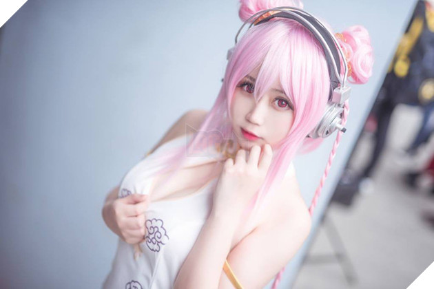 Chảy máu mũi với cosplay Super Sonico cực gợi cảm ngoài đời thực