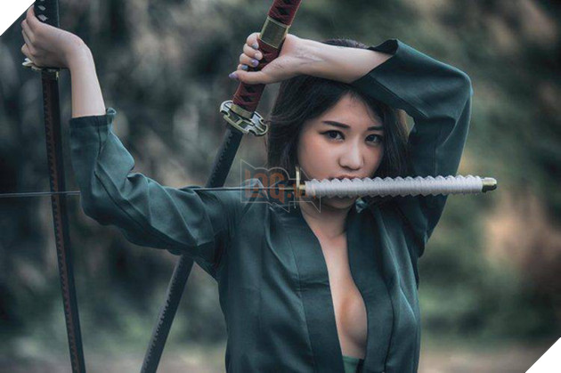 One Piece: Chảy máu mũi với phiên bản cosplay kiếm sĩ Zoro cực nóng bỏng của fan nữ