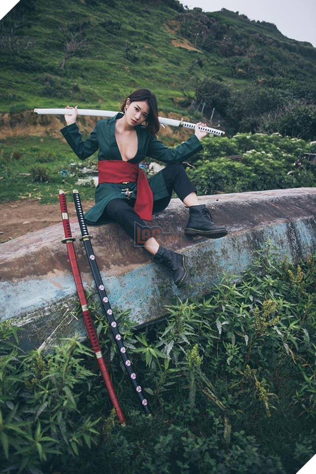 One Piece: Chảy máu mũi với phiên bản cosplay kiếm sĩ Zoro cực nóng bỏng của fan nữ