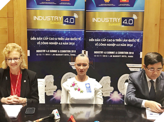 Robot Sophia trong buổi họp báo với báo giới Việt Nam.