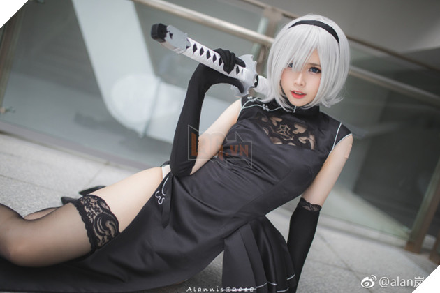 Rung động với bộ ảnh cosplay 2B nửa hở nửa kín đầy khiêu khích
