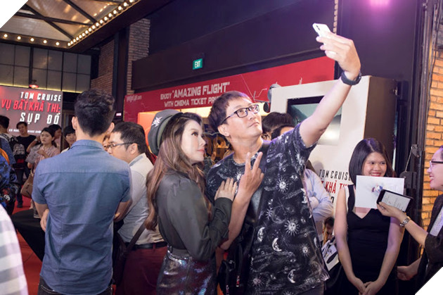 Lý Nhã Kỳ chụp hình cùng khách mời Sự kiện