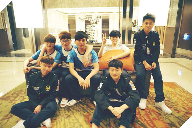 LMHT: Flash Wolves là đội đầu tiên đến CKTG, huyền thoại xạ thủ của Trung Quốc bất ngờ trở lại - Ảnh 1. LMHT: Flash Wolves là đội đầu tiên đến CKTG, huyền thoại xạ thủ của Trung Quốc bất ngờ trở lại - Ảnh 1.