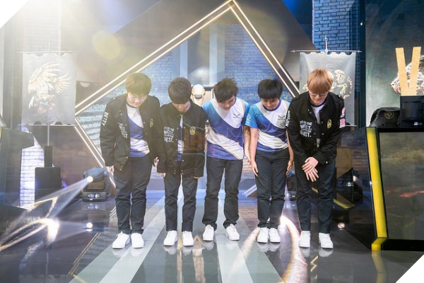 LMHT: Flash Wolves là đội đầu tiên đến CKTG, huyền thoại xạ thủ của Trung Quốc bất ngờ trở lại - Ảnh 2. LMHT: Flash Wolves là đội đầu tiên đến CKTG, huyền thoại xạ thủ của Trung Quốc bất ngờ trở lại - Ảnh 2.