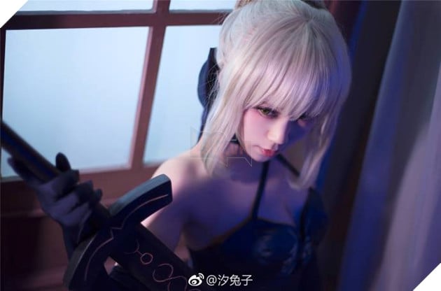 Thêm một bộ Cosplay Saber đen tuyền trong suốt khiến game thủ mê mệt 5