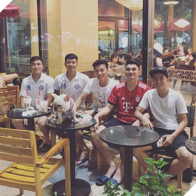 Tren san co Trên sân cỏ ngầu lòi là thế nhưng thực ra thủ môn Bùi Tiến Dũng lại là một con sen chính hiệu 7