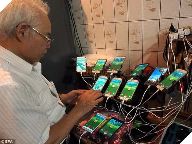 Xuất hiện lão đại của làng game, 70 tuổi dùng 11 smartphone ngày ngày đi bắt Pokemon - Ảnh 3. Xuất hiện lão đại của làng game, 70 tuổi dùng 11 smartphone ngày ngày đi bắt Pokemon - Ảnh 3.