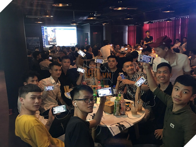ROS Mobile: Bien nguoi tham du offline Chien Dich Sinh Ton cuoi tuan qua tai Ha Noi 6 ROS Mobile: Biển người tham dự offline Chiến Dịch Sinh Tồn cuối tuần qua tại Hà Nội 6
