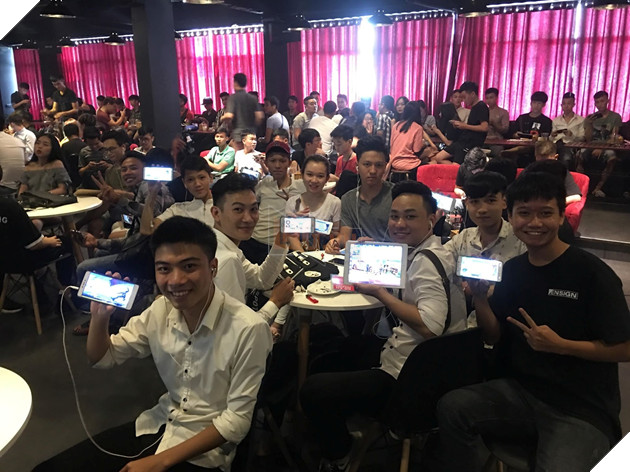 ROS Mobile: Bien nguoi tham du offline Chien Dich Sinh Ton cuoi tuan qua tai Ha Noi 7 ROS Mobile: Biển người tham dự offline Chiến Dịch Sinh Tồn cuối tuần qua tại Hà Nội 7