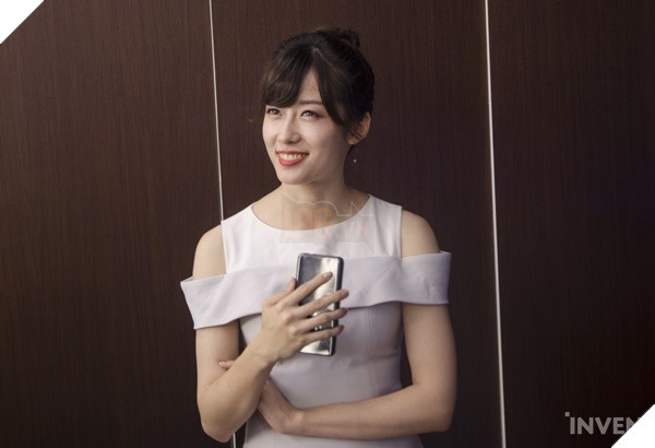 Faker lại được fan nữ công khai tỏ tình trên báo chí, lần này là nữ phát ngôn viên xinh như mộng của RNG - Ảnh 2.