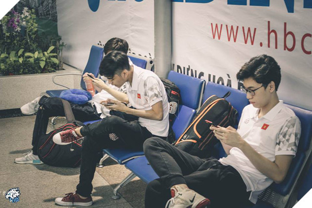 Hình ảnh EVOS lên đường sang Indonesia tham dự Asian Games 2018, trận mở màn đã gặp ngay Faker - Ảnh 3. Hình ảnh EVOS lên đường sang Indonesia tham dự Asian Games 2018, trận mở màn đã gặp ngay Faker - Ảnh 3.