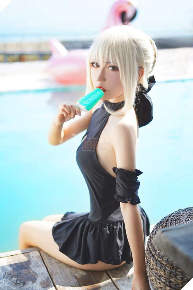 Cosplay Saber ăn kem cực gợi cảm bên bể bơi - Ảnh 1.