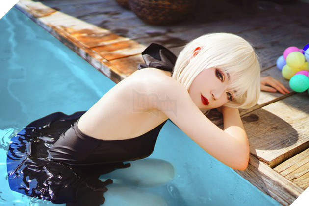 Cosplay Saber ăn kem cực gợi cảm bên bể bơi - Ảnh 2.