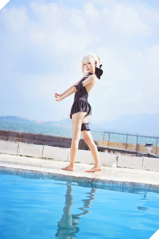 Cosplay Saber ăn kem cực gợi cảm bên bể bơi - Ảnh 11.