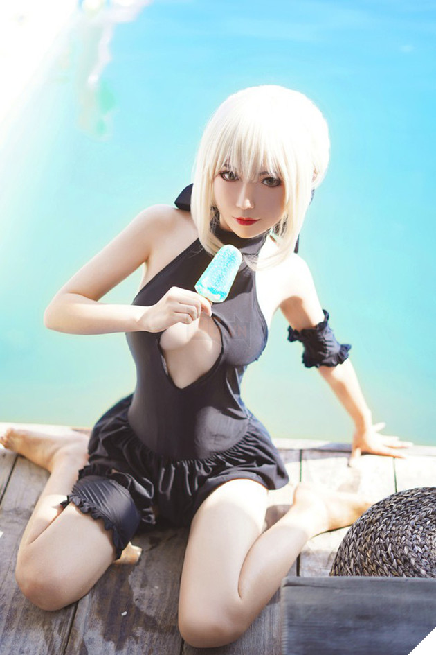 Cosplay Saber ăn kem cực gợi cảm bên bể bơi - Ảnh 3.