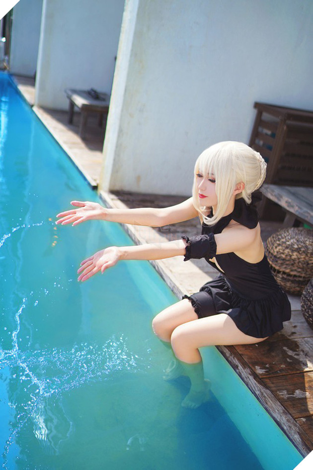 Cosplay Saber ăn kem cực gợi cảm bên bể bơi - Ảnh 5.