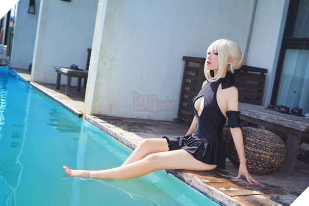 Cosplay Saber ăn kem cực gợi cảm bên bể bơi - Ảnh 6.
