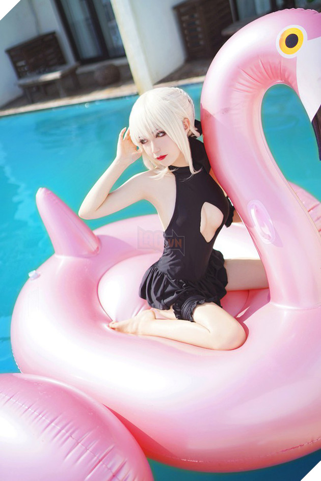 Cosplay Saber ăn kem cực gợi cảm bên bể bơi - Ảnh 7.