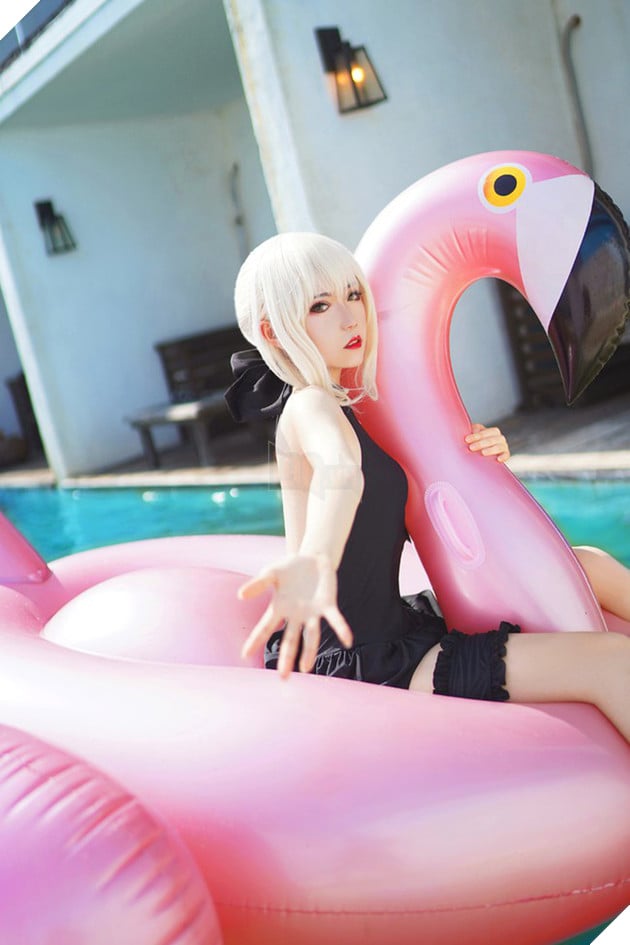 Cosplay Saber ăn kem cực gợi cảm bên bể bơi - Ảnh 8.
