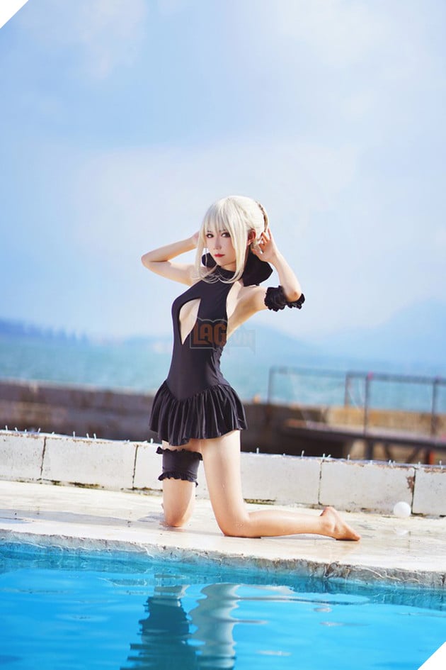 Cosplay Saber ăn kem cực gợi cảm bên bể bơi - Ảnh 10.