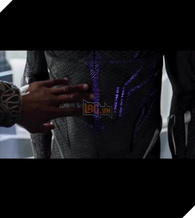 Fan phát hiện thông điệp siêu sến, cực hợp với lễ Vu Lan trên giáp của Black Panther - Ảnh 1.