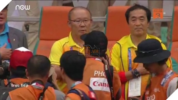 Hàn Quốc đại thắng, nhưng có 1 công dân Hàn cúi đầu buồn bã, ở lại sau cùng lặng lẽ cùng CĐV VN 2