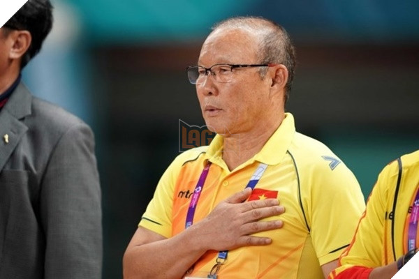 Hàn Quốc đại thắng, nhưng có 1 công dân Hàn cúi đầu buồn bã, ở lại sau cùng lặng lẽ cùng CĐV VN 3