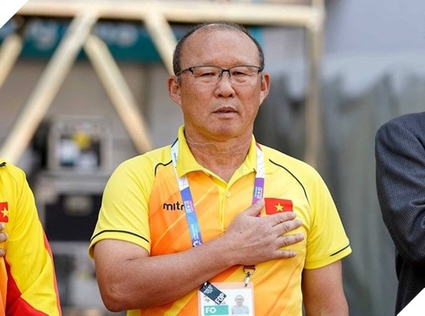 Hàn Quốc đại thắng, nhưng có 1 công dân Hàn cúi đầu buồn bã, ở lại sau cùng lặng lẽ cùng CĐV VN 4