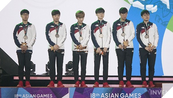 Tiếp tục để thua Trung Quốc tại Asian Games 2018, các tuyển thủ LMHT Hàn Quốc chỉ nói Tôi xin lỗi khi lên sân khấu nhận huy chương - Ảnh 1.