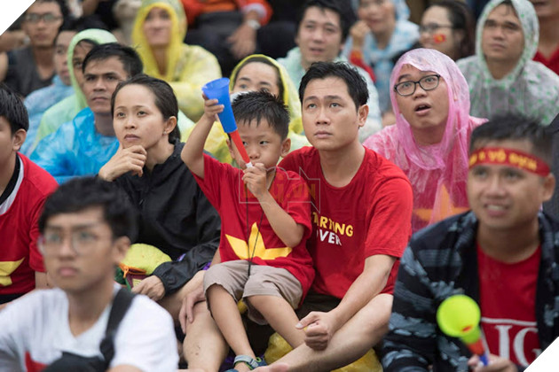 Cảm xúc người hâm mộ trong loạt đấu súng cân não của Olympic Việt Nam 2