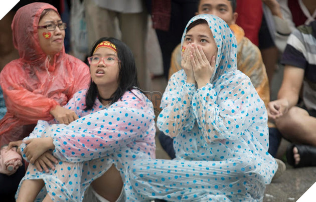 Cảm xúc người hâm mộ trong loạt đấu súng cân não của Olympic Việt Nam 8