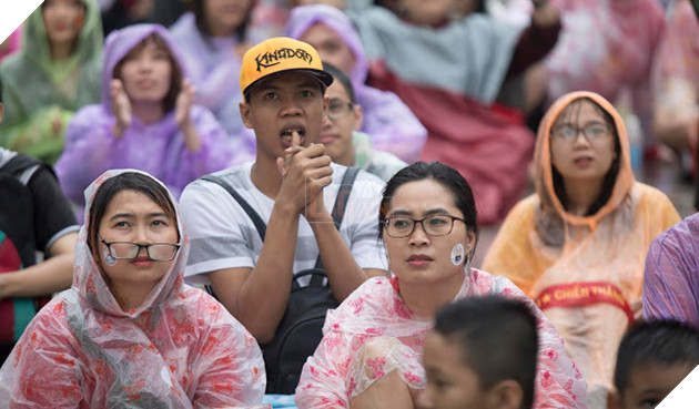 Cảm xúc người hâm mộ trong loạt đấu súng cân não của Olympic Việt Nam 10