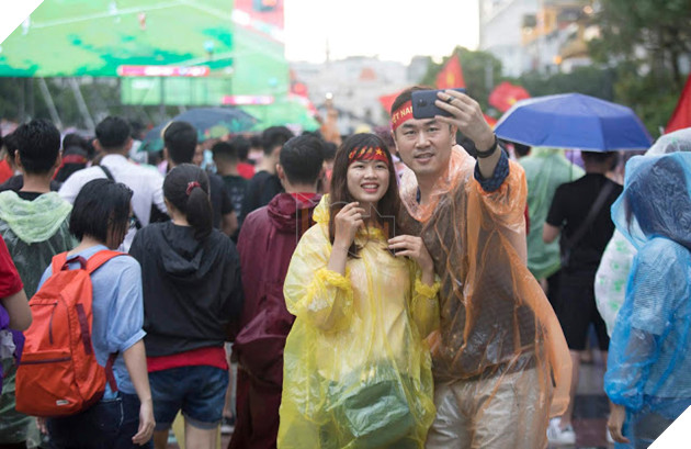 Cảm xúc người hâm mộ trong loạt đấu súng cân não của Olympic Việt Nam 12