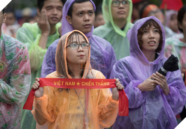 Cảm xúc người hâm mộ trong loạt đấu súng cân não của Olympic Việt Nam 15