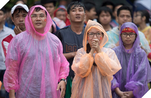 Cảm xúc người hâm mộ trong loạt đấu súng cân não của Olympic Việt Nam 16