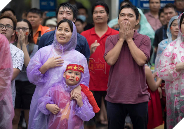 Cảm xúc người hâm mộ trong loạt đấu súng cân não của Olympic Việt Nam 17