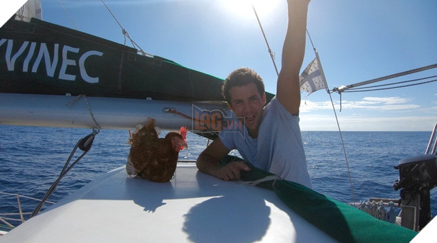 
Guirec Soudée cùng với Monique - cô gà mái đồng hành cùng anh trên mọi chuyến đi