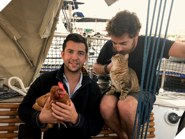 
Hai người bạn cũng gặp rất nhiều bạn bè trên khắp thế giới. Trên ảnh là chú mèo Lili cùng người chủ Simon Guhon, cũng là những đam mê du lịch như Guirec và Monique vậy.